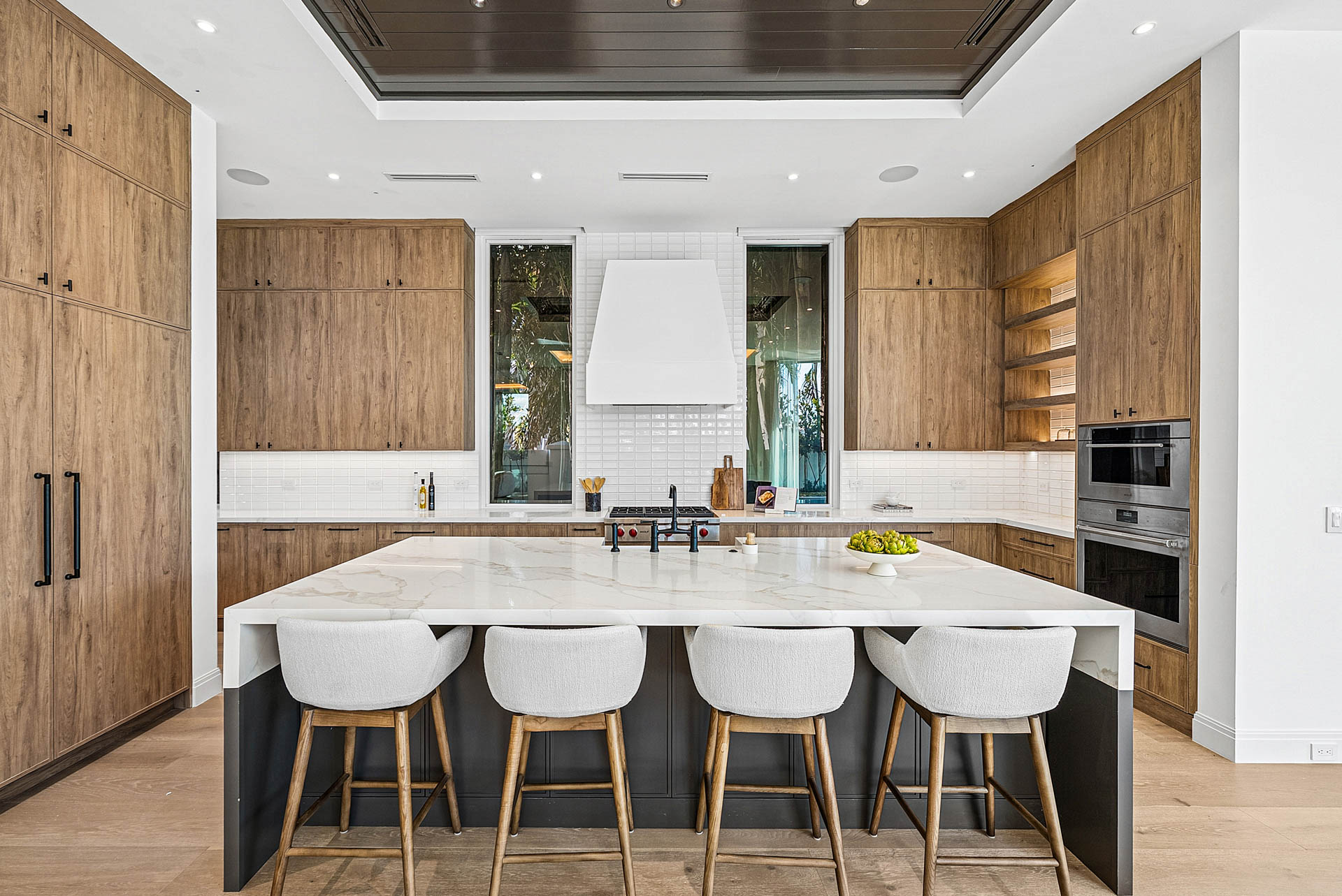 {"shape": [2832, 4240, 3]}